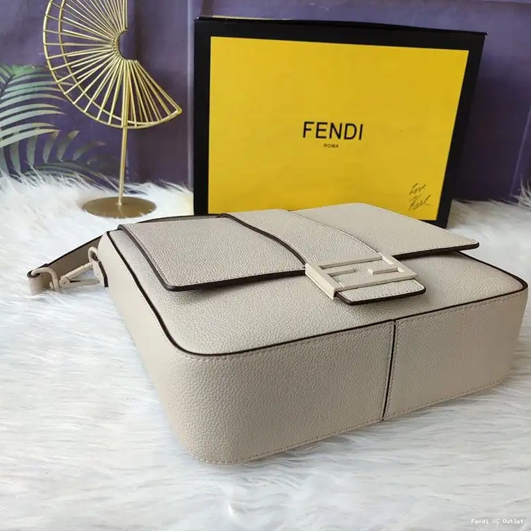 Vintage HOT In Messenger Baguette Medium Fendi Beige Romano Cuoio Leather 0417